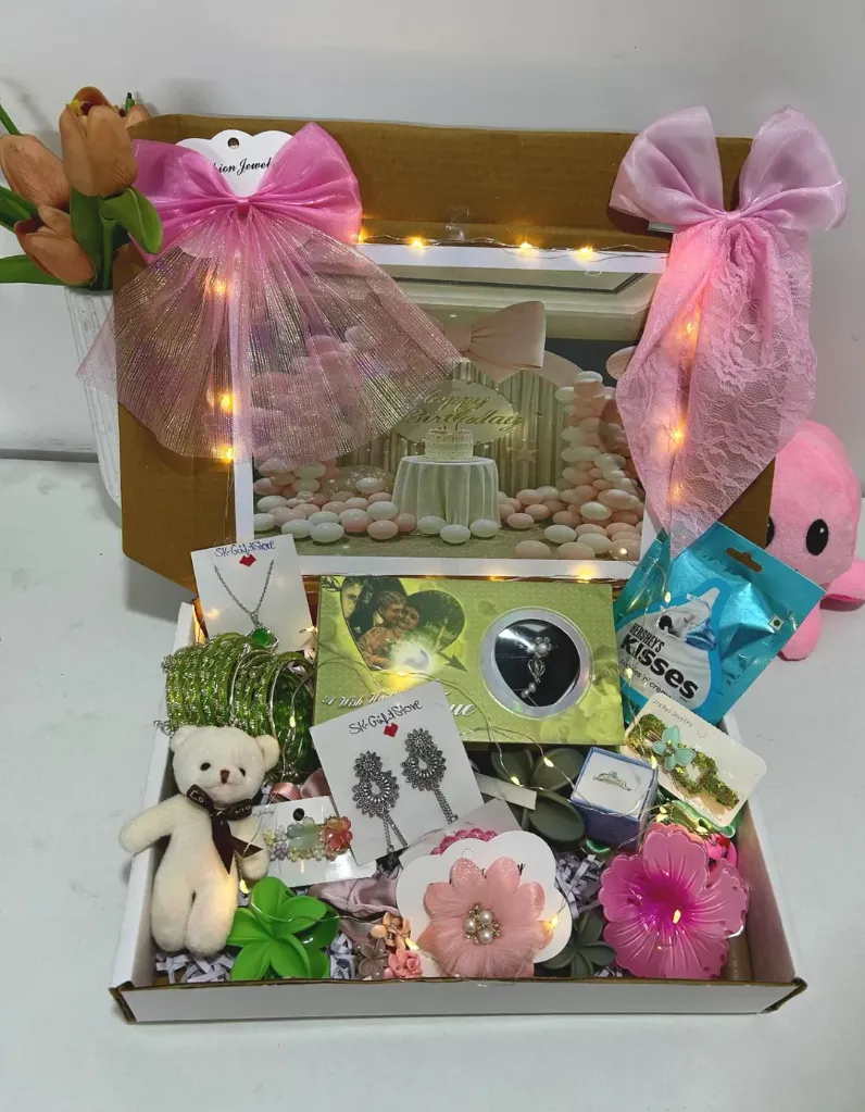 { Pink / Green } Theme Hamper 🩷💚 18 to 25 Gift Hamper For Birthday 🎂💖🖇️